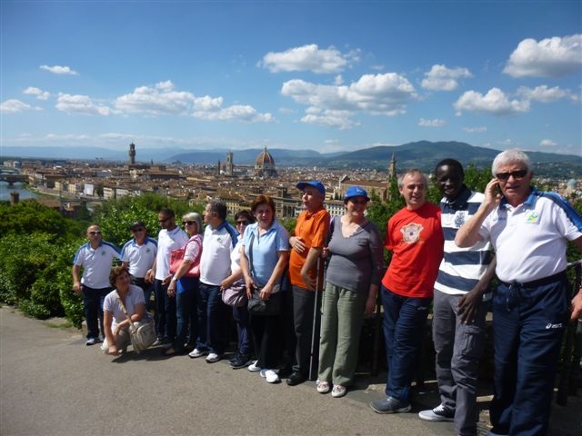Foto di gruppo con Firenze sul fondo.